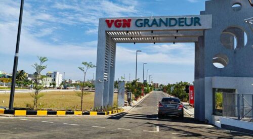Grandeur Plots